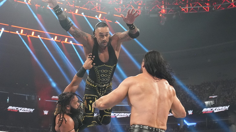Damian Priest se lanza a Drew McIntyre