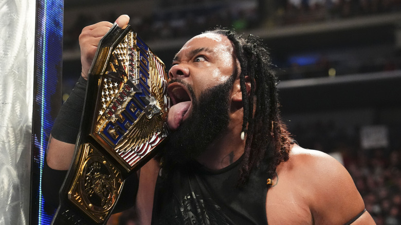 Jacob Fatu posa con el título durante el viernes por la noche Smackdown en Wells Fargo Arena el 2 de mayo de 2025 en Des Moines, Iowa