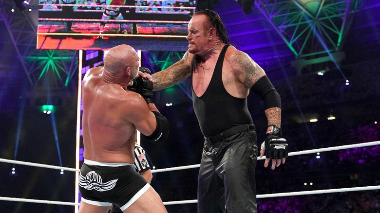 The Undertaker prepara a Goldberg para un chokeslam en el medio del ring en Super ShowDown en 2019.