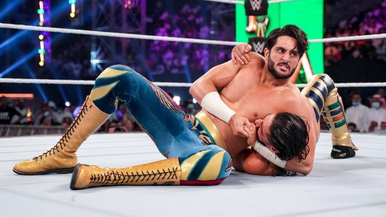 Mansoor wrestles Mustafa Ali