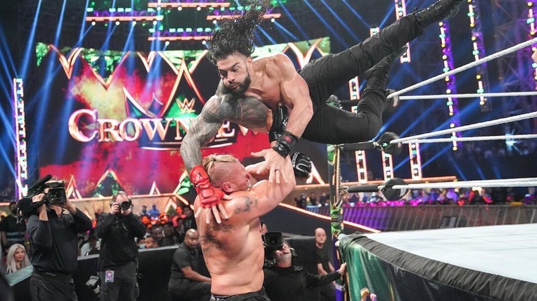 Roman Reigns dives onto Brock Lesnar at WWE Crown Jewel 2021