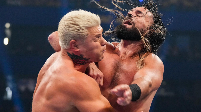 Seth Rollins y Cody Rhodes chocan