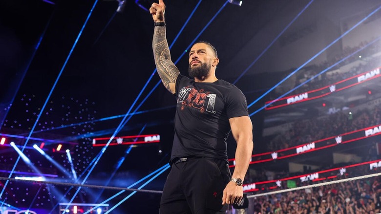 Roman Reigns posa en el medio del ring durante el segmento inicial de 