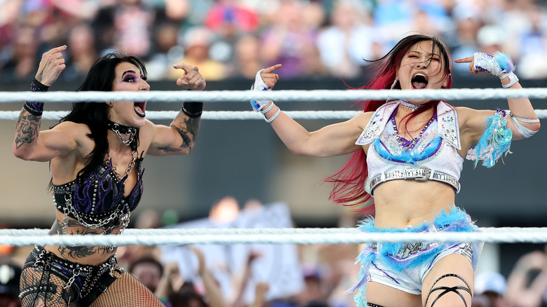 Rhea Ripley e Iyo Sky celebran en el ring en SummerSlam 2025
