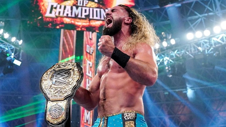 Seth Rollins celebra con su Campeonato Mundial Peso Completo WWE.