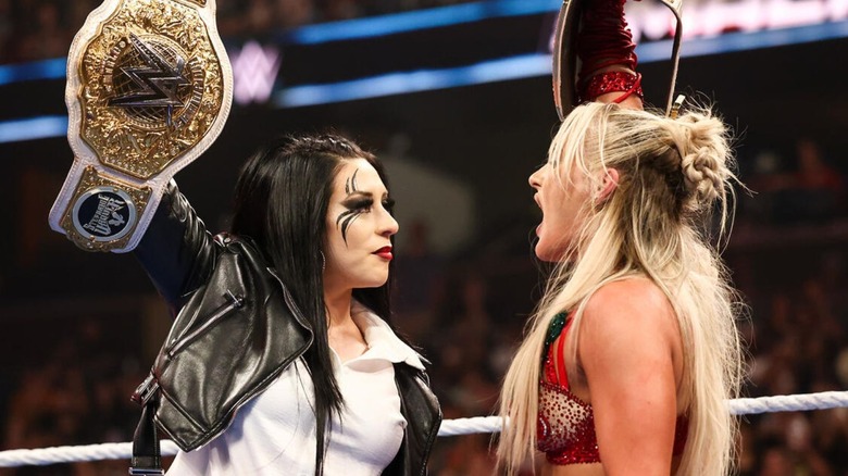 La campeona mundial femenina Stephanie Vaquer y la campeona femenina de la WWE Tiffany Stratton se miran fijamente en el medio del ring durante un episodio de 