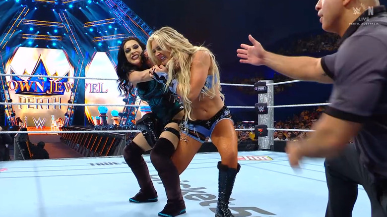 Vaquer wearing down Stratton with a submission hold