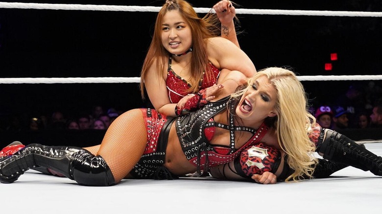 Io Shirai with a submission hold on Toni Storm at WWE Evolution 2018