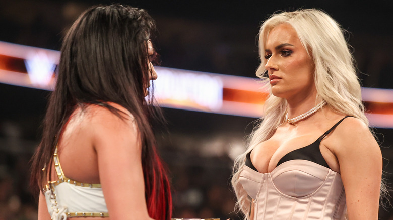 Blake Monroe mira con Jacy Jayne después de la defensa del título de Jayne en Evolution II.