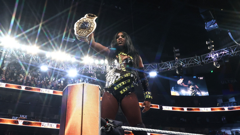 Naomi celebra con el Campeonato Mundial Femenino de la WWE
