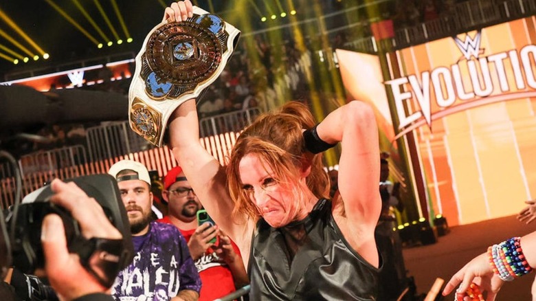 Becky Lynch se encuentra en la rampa con el título después de derrotar a Lyra Valkyria y Bayley en una triple amenaza en el primer partido de la evolución.