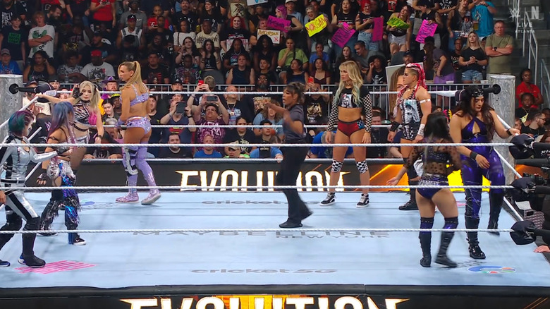 All eight women in the ring