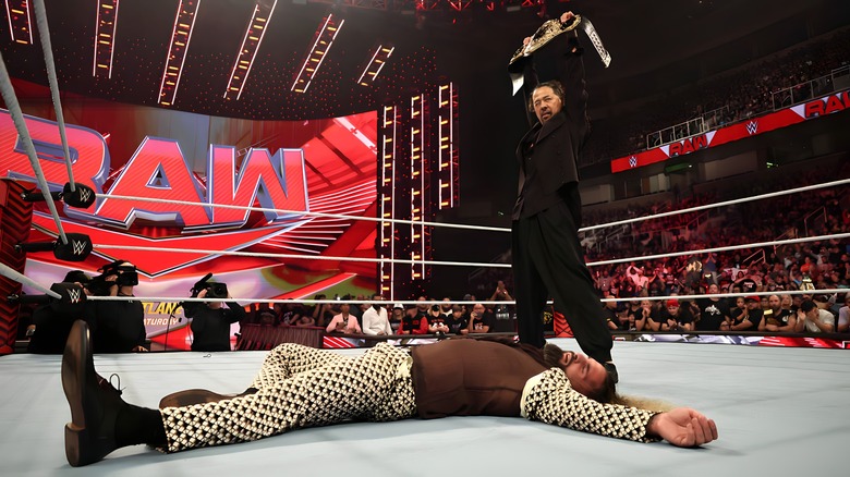 Shinsuke Nakamura lifts world title over Seth Rollins