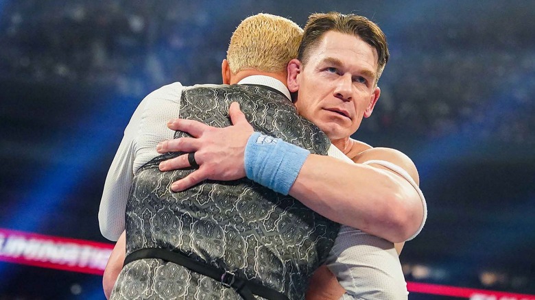 John Cena y Cody Rhodes momentos antes de que Cena se volviera el talón.