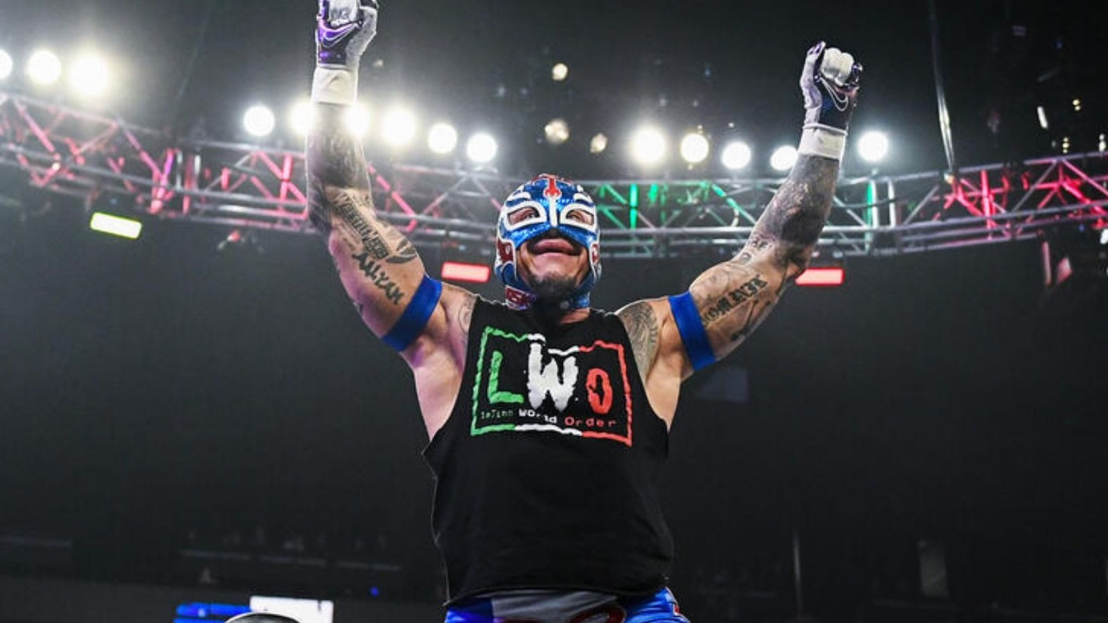 https://www.wrestlinginc.com/img/gallery/wwe-hall-of-famer-rey-mysterio-returns-to-raw-confronts-double-champion-son-dominik/l-intro-1762224016.jpg
