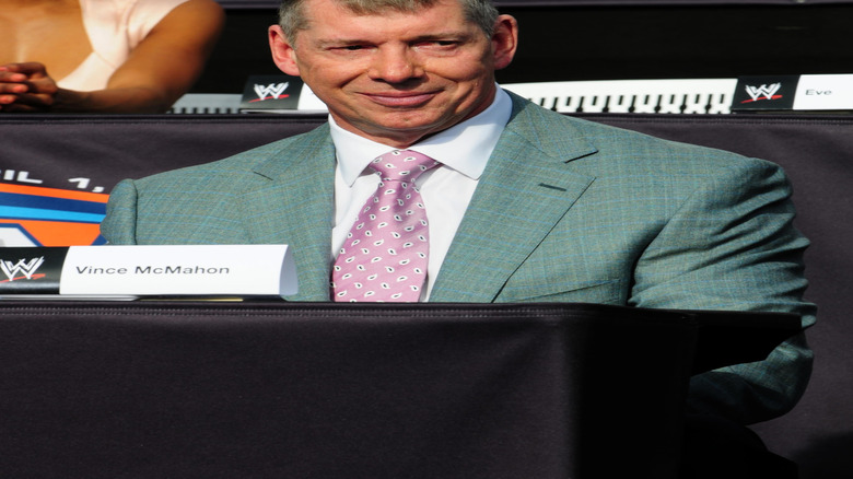 Vince McMahon asiste a una conferencia de prensa anunciando que el Sun Life Stadium será la sede de WWE WrestleMania XXVIII, 2012.