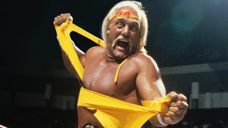 Hulk Hogan rasgando su camisa en el anillo durante la era dorada de WWE