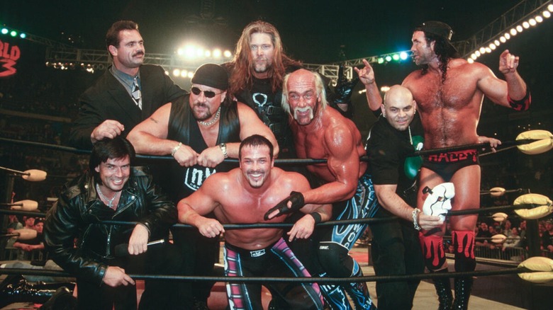 Hulk Hogan junto a otros miembros de NWO, Ric Rude, Kevin Nash, Scott Hall, Scott Norton, Konnan, Eric Bischoff y Buff Bagwell.