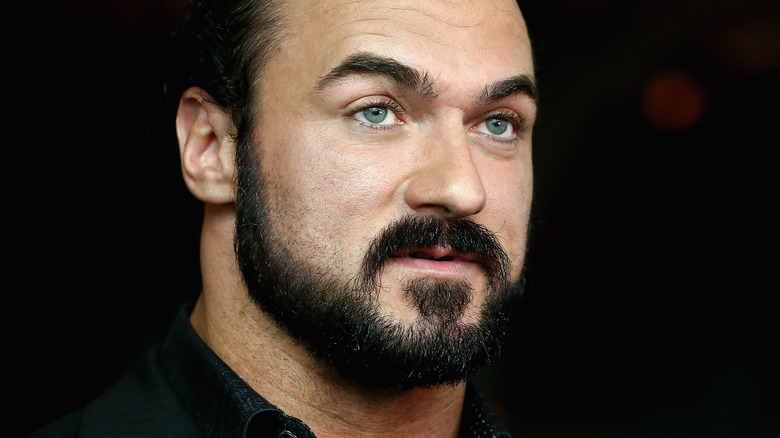 Drew McIntyre patrzy w dal