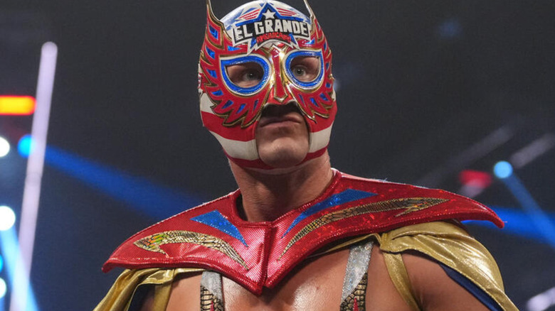El Grande Americano wearing a luchador mask