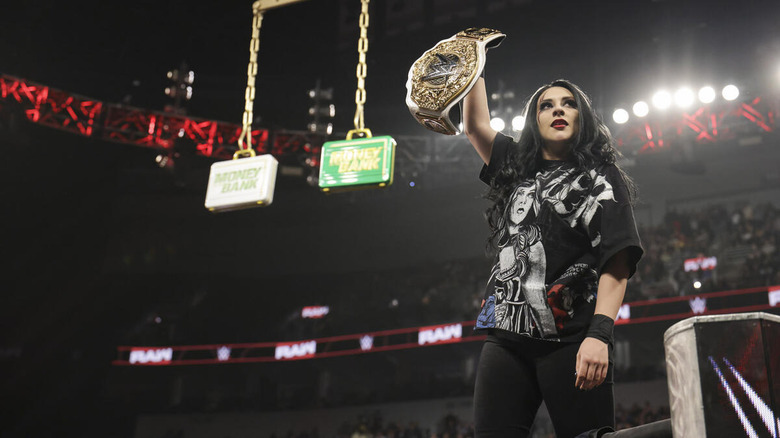 Stephanie Vaquer holds up the Women's World Championship