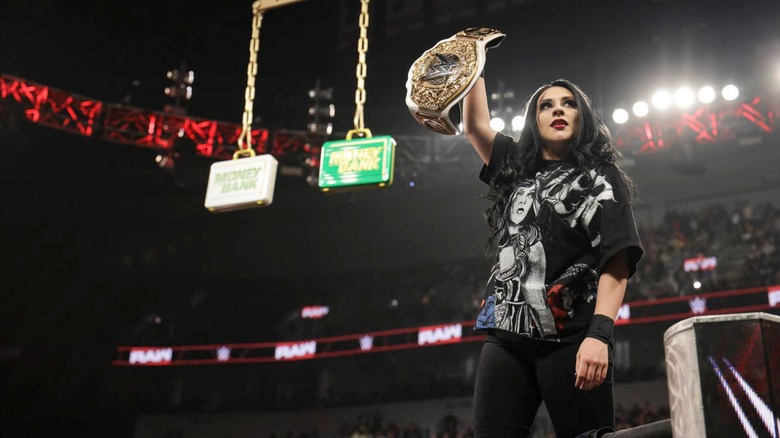 Stephanie Vaquer holds her title aloft