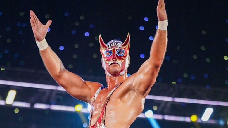 El Grande Americano poses in the ring before a match on 