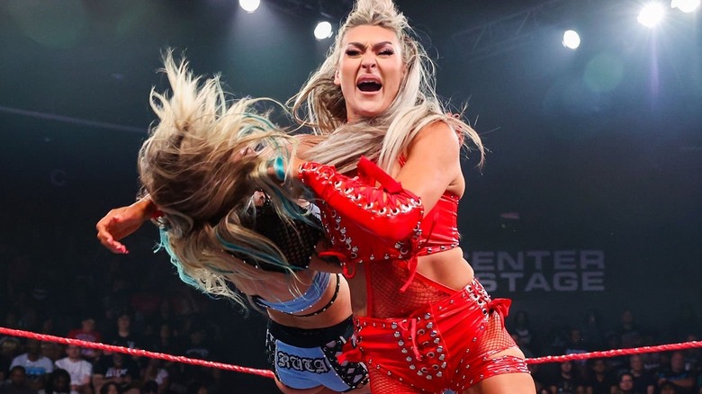 Izzi Dame levels Sol Ruca with a clothesline.