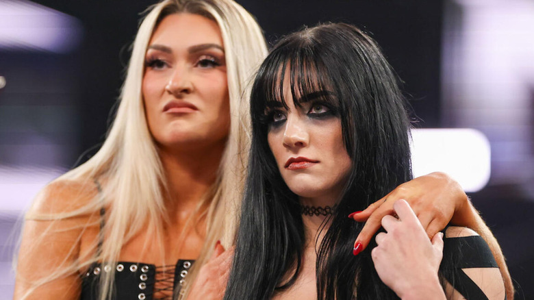 Tatum Paxley junto a Izzi Dame
