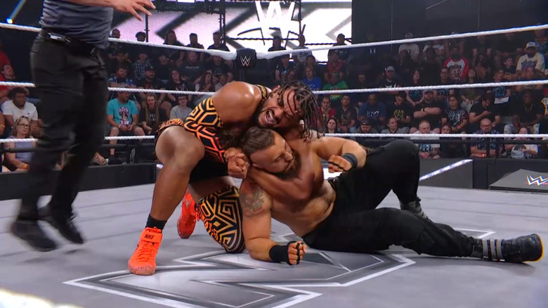 Heights with a sleeper cinched in on D'Angelo