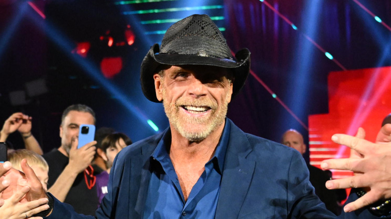 Shawn Michaels high fives fans