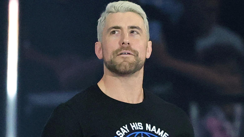 Joe Hendry wearing a black t-shirt