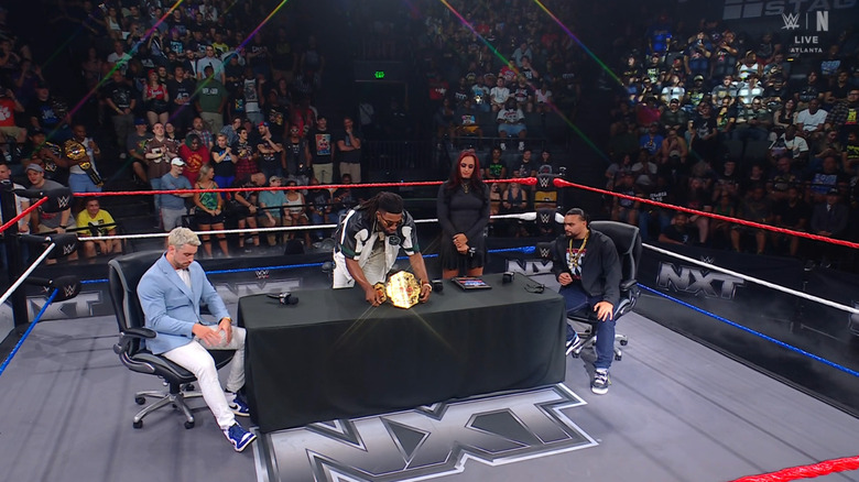 Hendry, Williams, and Santana in the ring about to sign the contract