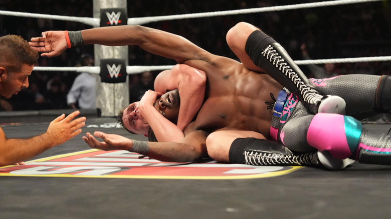 Gunther chokes out Je'Von Evans on "WWE Raw"