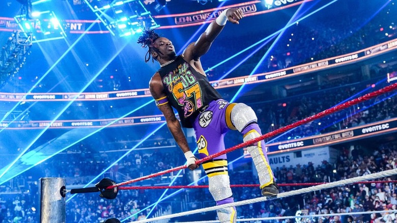 Je'Von Evans poses on the ropes ahead of his tag team match alongside Leon Slater at Saturday Night's Main Event.