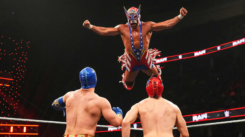 El Grande Americano leaps at Rayo and Bravo