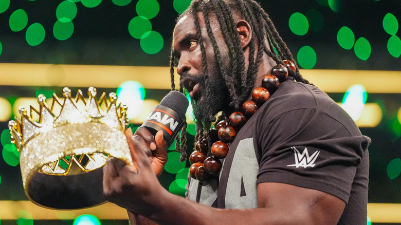 Oba Femi holding the King of the Ring crown