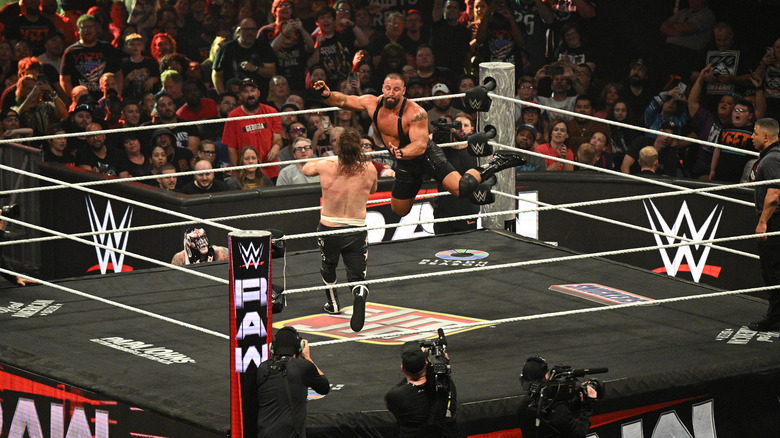 Bron Breakker hits a flying clothesline on Sami Zayn on 