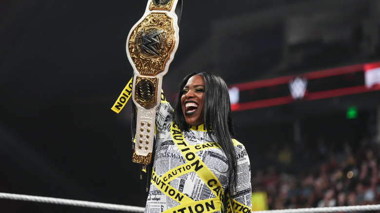 Naomi holding up the Women's World title
