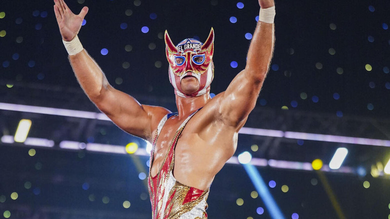 El Grande Americano raises his hands during his entrance.