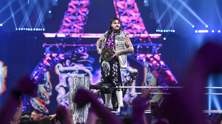 Dominik Mysterio muestra su cinturón