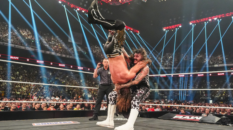 Dominik Mysterio lanza estilos AJ