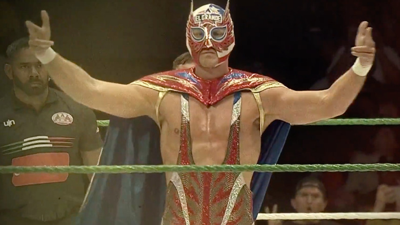 El Grande Americano posing