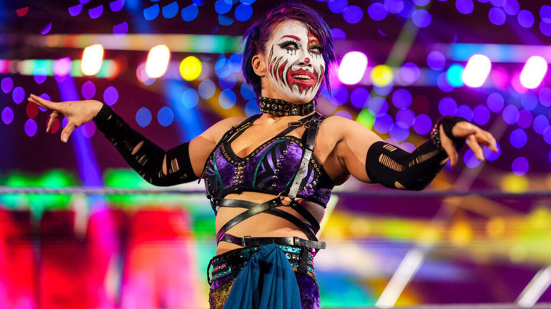 Asuka poses during her entrance.
