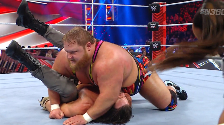 Otis pinning Elias