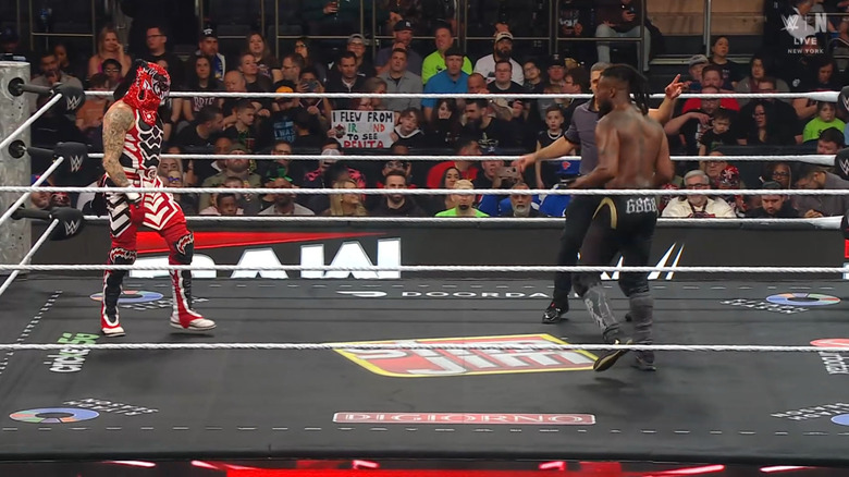 Penta and Kingston staring one another down in the ring