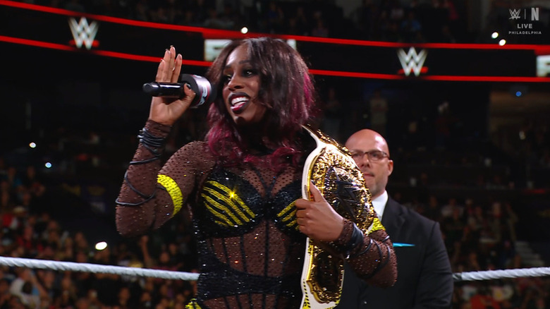 Naomi and Pearce in the ring