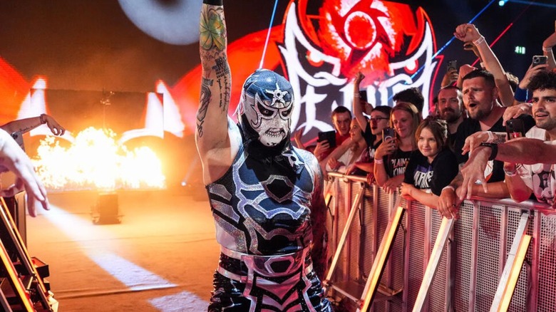 Penta hits his pose on the entrance ramp before a match on 