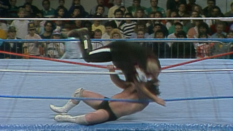 Hacksaw Jim Duggan eliminating One-Man Gang from the 1988 Royal Rumble