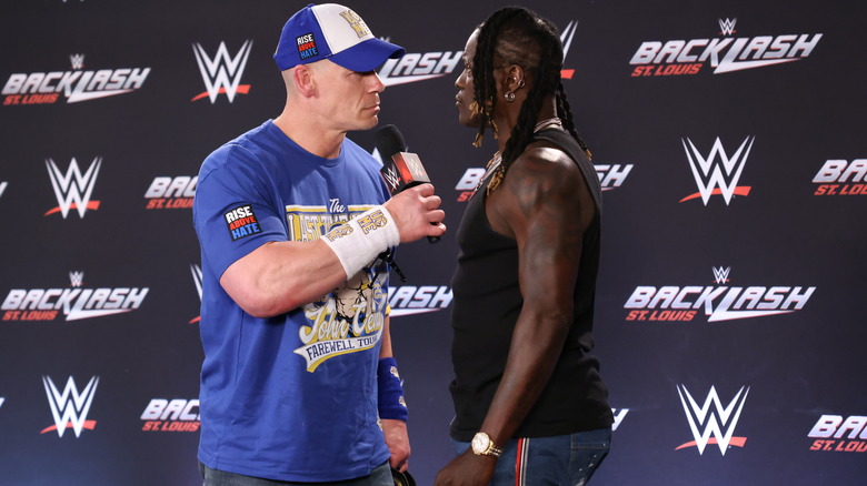 John Cena se dirige a R-Truth durante la conferencia de prensa de la reacción de la WWE en Enterprise Center el 10 de mayo de 2025 en St Louis, Missouri.